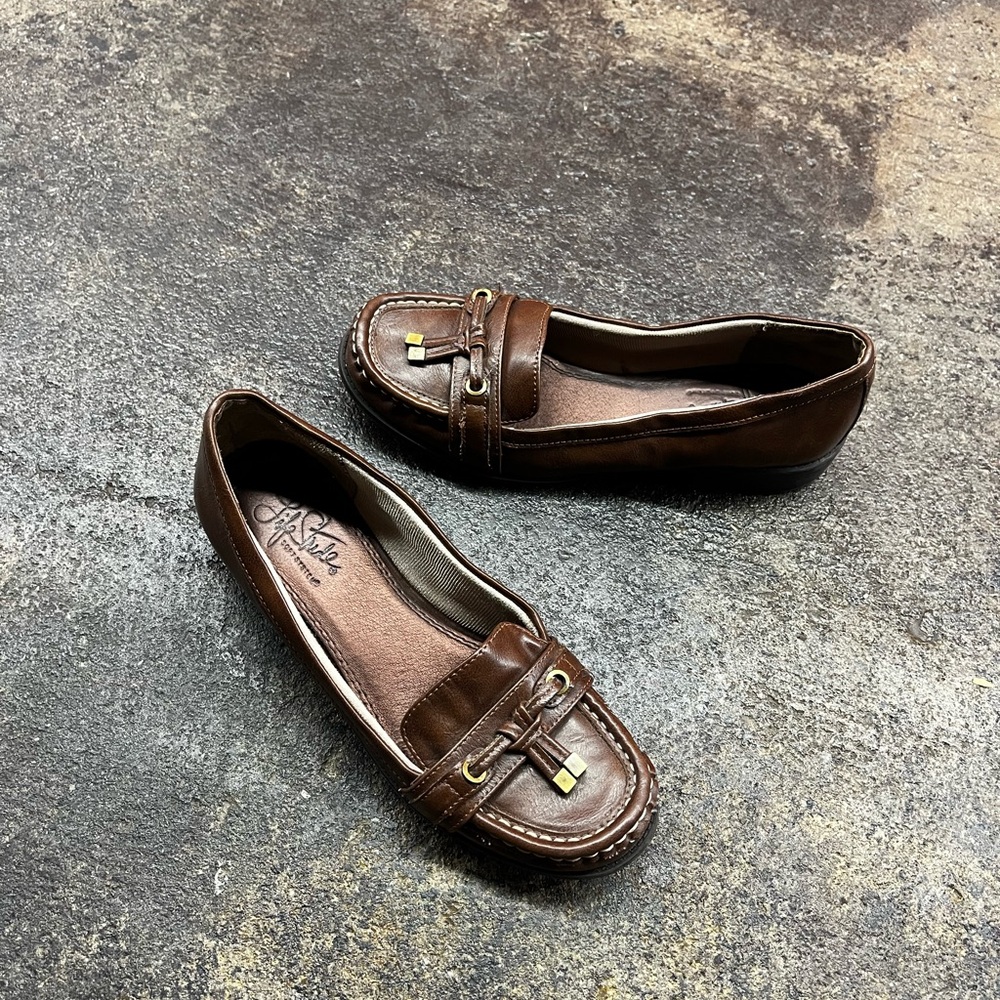 Vtg cute AE Brown leather loafers Flats with gold buckle detail sz 7 wmns